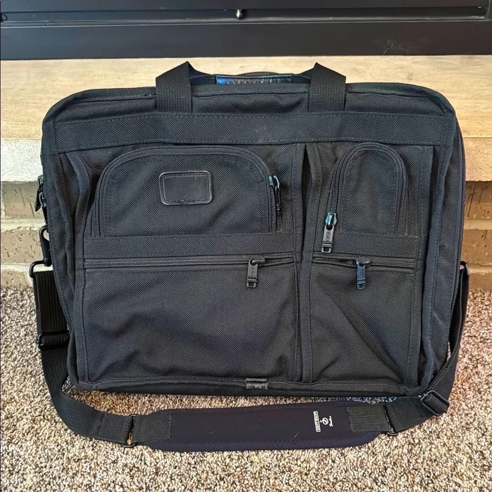 Tumi mens black canvas Muilti pocket messenger bag w/ shoulder strap EUC